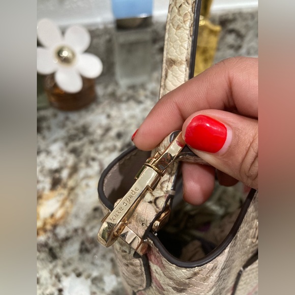 Kate Spade shoulder / cross body bucket bag - Picture 3 of 9